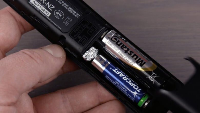 Eingesetzte AAA Batterie mit Alufolie
