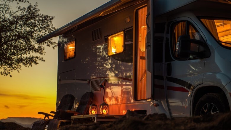 Tragbare Powerstation beim Campen nutzen